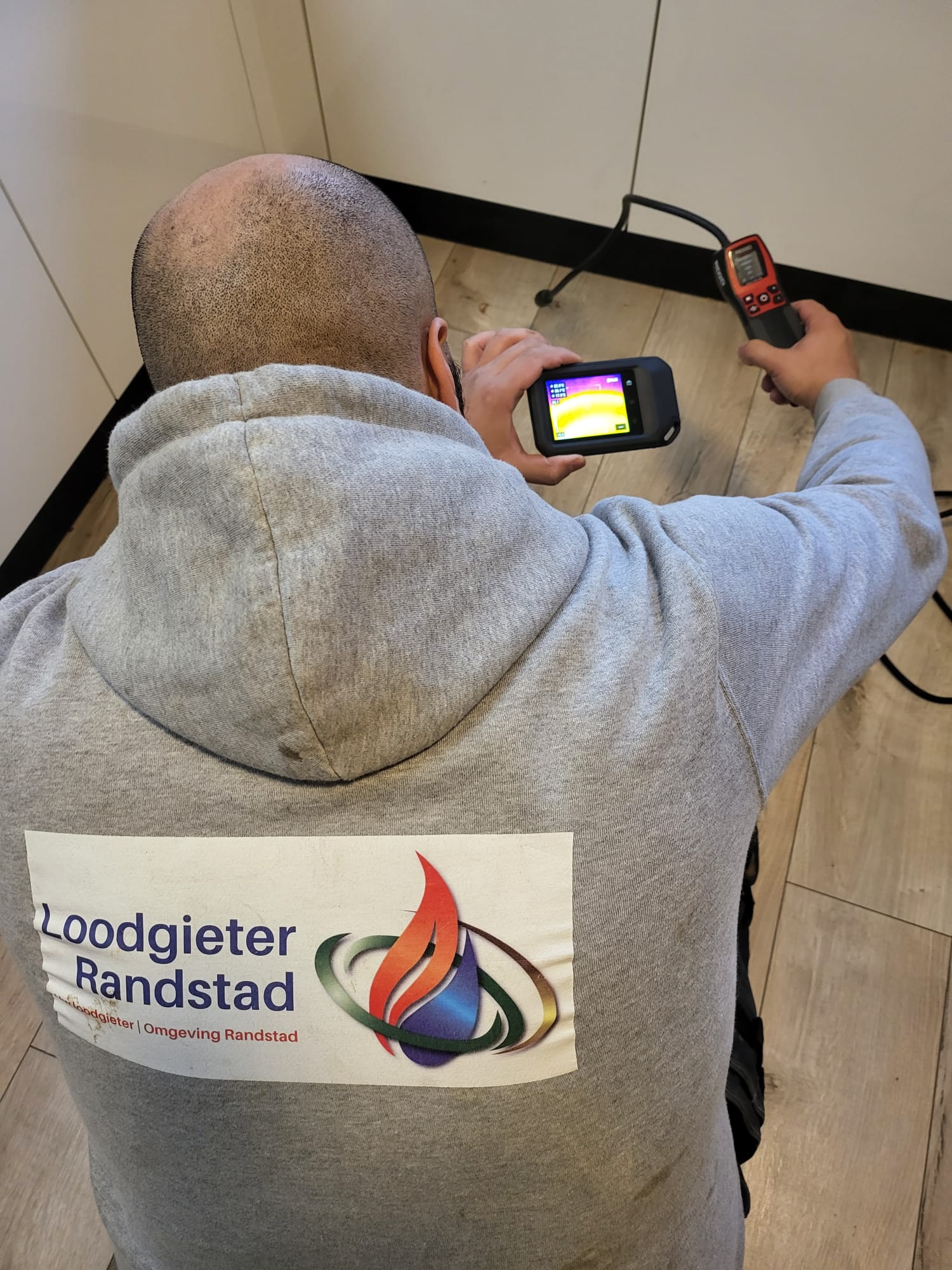 Lekdetectie in Naaldwijk met warmtecamera — loodgieter scant muur en vloer