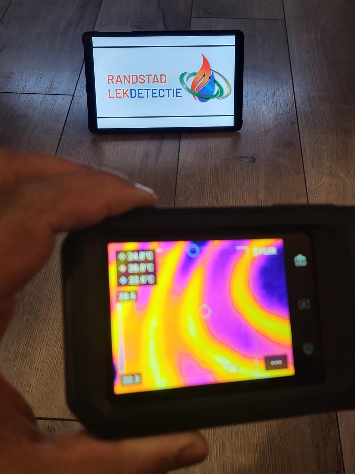 Warmtebeeld van een verborgen lekkage — temperatuurverschillen maken het pad van water zichtbaar